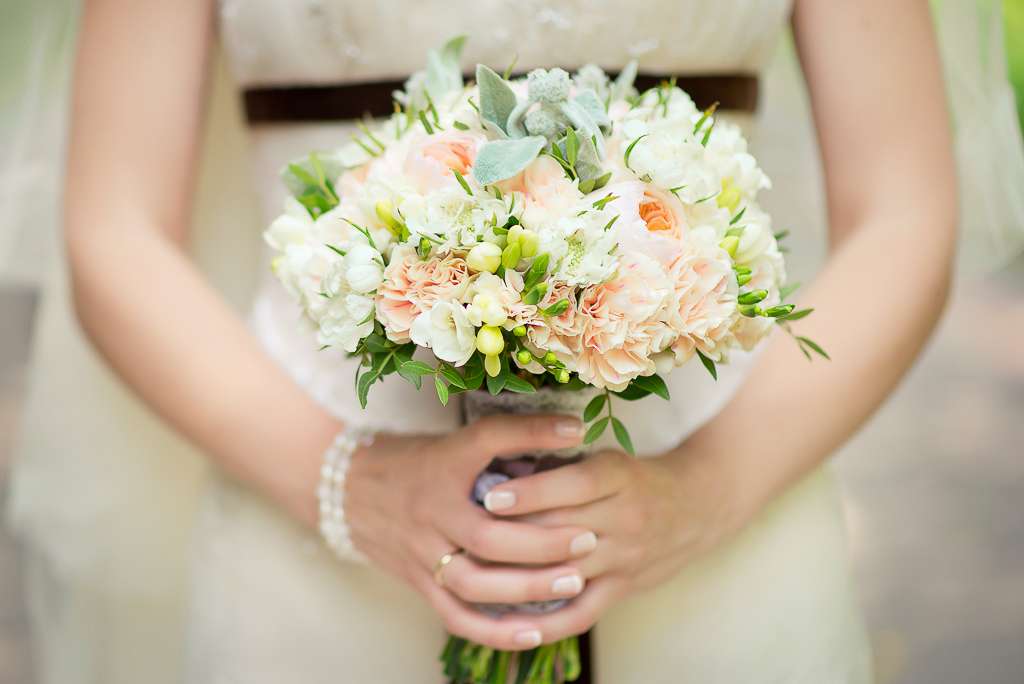 Букет невесты из розовых гвоздик, роз, серебристо-зеленой цинерарии и белых фрезий - фото 1636573 Фотограф Катя Фирсова