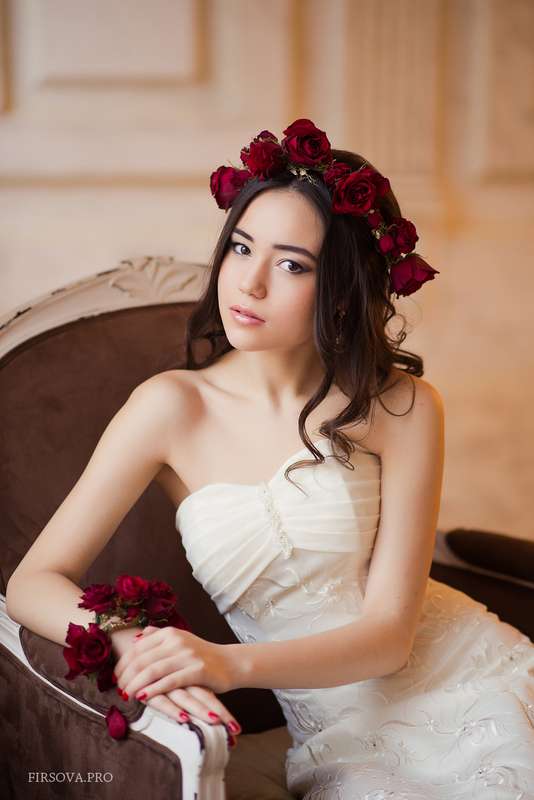 Волосы невесты украсил венок из рубиново-красных роз - фото 1675589 Фотограф Катя Фирсова