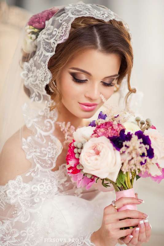 Причёску невесты, украшенную живыми цветами, покрывает лёгкая прозрачная фата с кружевным краем - фото 2246996 Фотограф Катя Фирсова