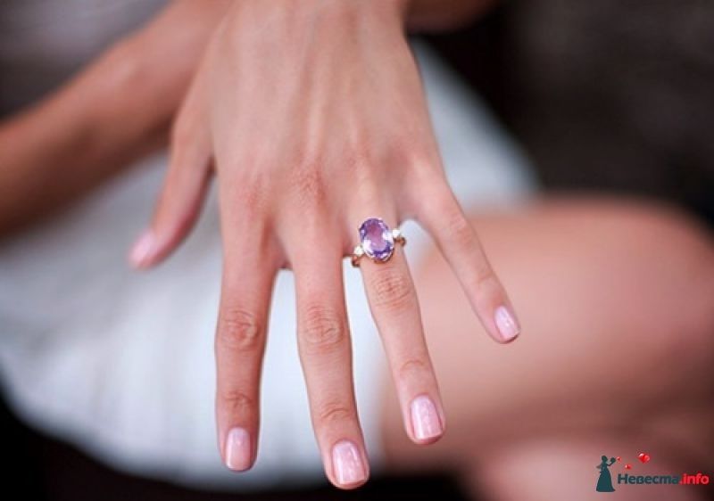 Кольцо на правом безымянном пальце у девушки. Обручальные кольца на руках. Кольцо на безымянном пальце. Обручальное кольцо на пальце. Кольцо помолвочное женское.