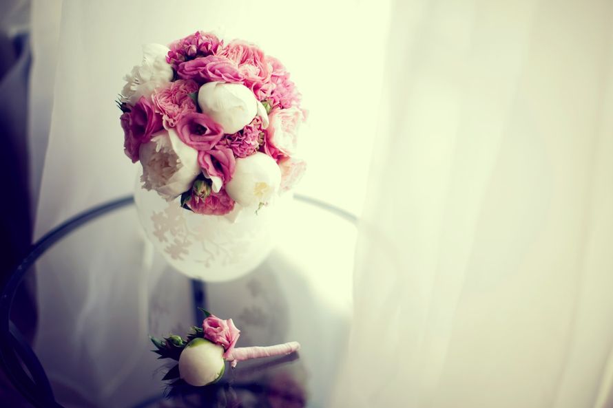Круглый букет невесты и бутоньерка из белых пионов, розовых роз и эустом - фото 1317984 Флорист Дарья Тарасова
