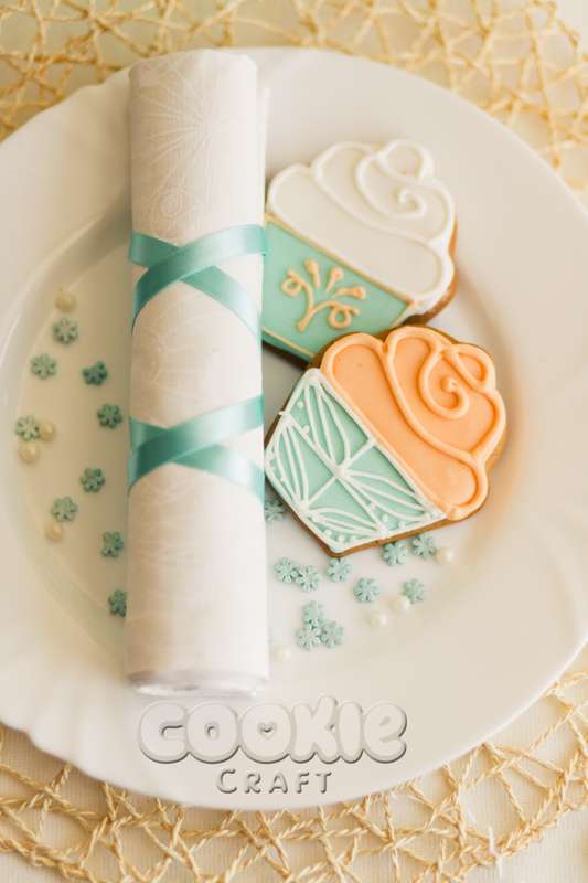 Пряник "Свадебный капкейк" 7х9 см - фото 4494671 Cookie craft - пряники и тортики ручной работы