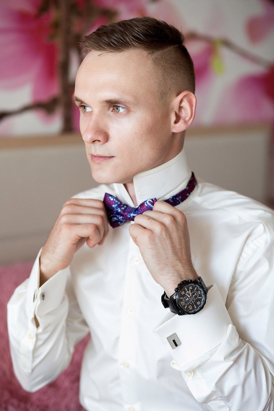 Сборы жениха и невесты. Сборы жениха. Костюм жениха на свадьбу. Богатый образованный молодой жених. Утро жениха фотосессия.
