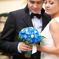 Букет невесты в голубых тонах из астр и белых тюльпанов