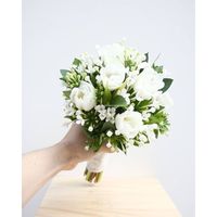 Букет невесты из тюльпанов, бувардии и зелени (+ бутоньерка в подарок!)