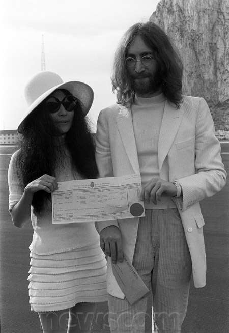Соучастник группы The Beatles Джон Леннон и дочь зажиточного предпринимателя Йоко Оно поженились на Пиренейском полуострове 20 марта 1969 года. Йоко была творческим человеком. Она точно не та дама, которая может показаться на свадьбе в традиционном длинно - фото 1703003 Организатор и ведущая Марина Оганова