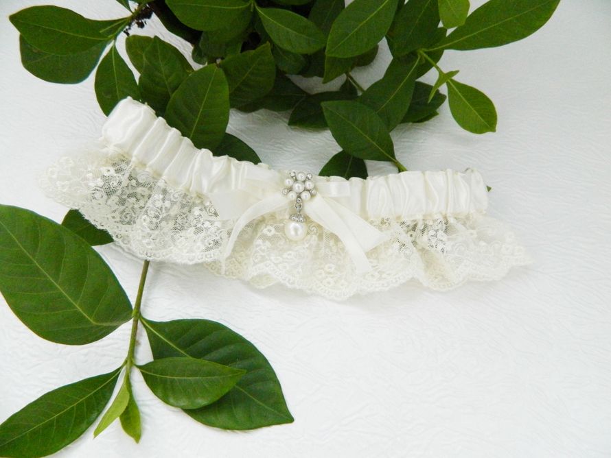нежная подвязка айвори с жемчужной подвеской - фото 6940964 Lola&Bride - свадебная мастерская
