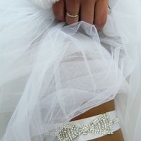 Свадебная подвязка"Элисия" - очень аккуртаная подвязочка с шикарным бантом из кристаллов