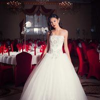 фотограф Вероника Рябова 
платье Дом свадьбы 
место Фан-фан Банкетный двор 
визажист-стилист и украшения в прическу ручной работы Альбина Апасова 