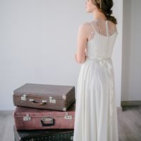 Нежное струящееся платье с флоральным декором.
Цвет: айвори
Размер: 42-44
Стоимость: 13.500 со скидкой 50%
