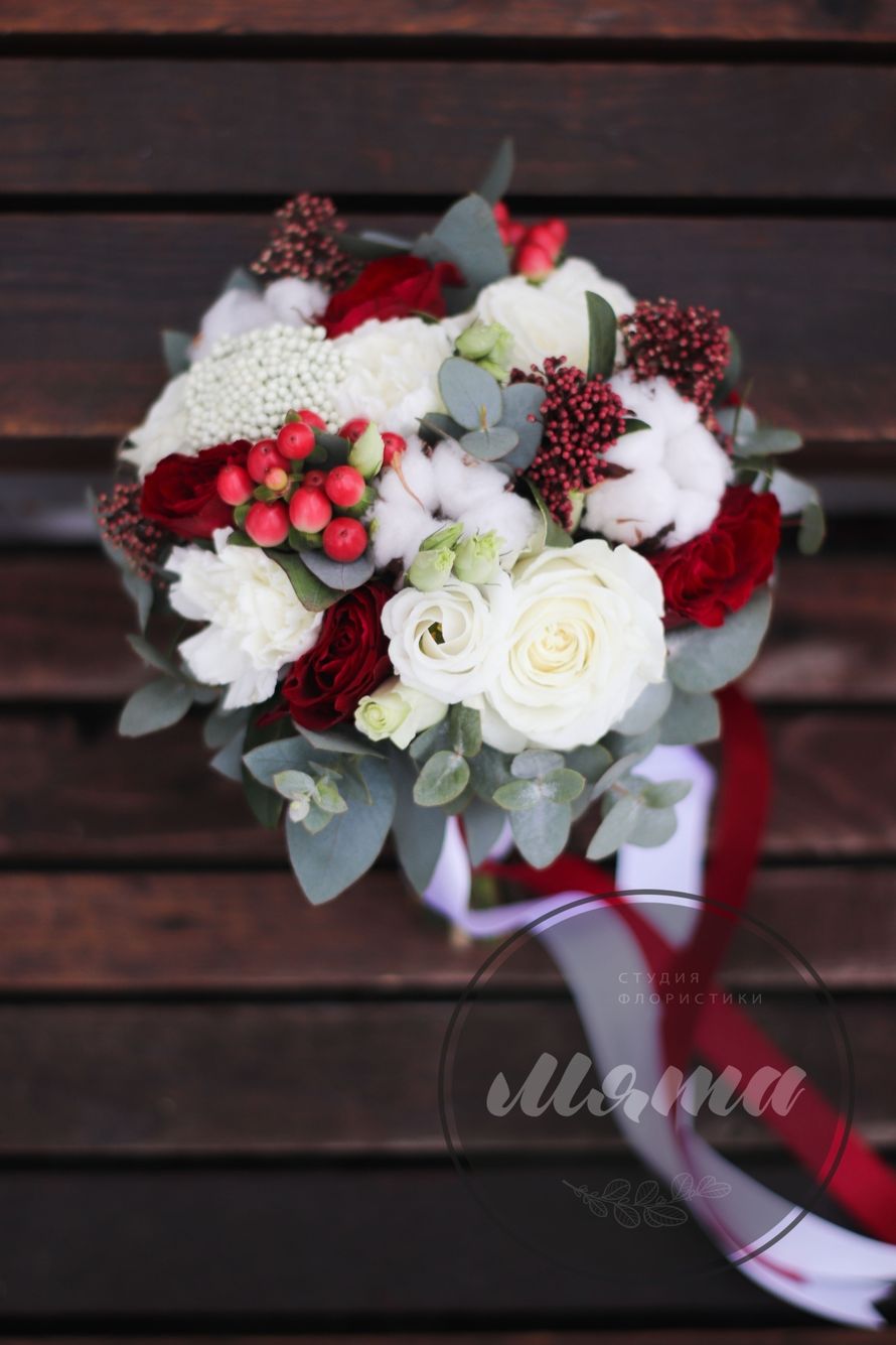 букет невесты в Перми с хлопком и красными розами - фото 19548476 Мастерская дизайнерских букетов "Мята"