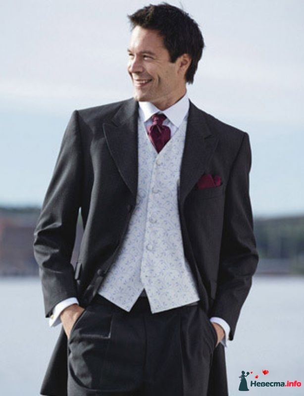 Классический темно-серый костюм жениха "тройка" с узорчатой белой жилеткой, бордовым галстуком, белой рубашкой и бордовым платком - фото 365831 globus