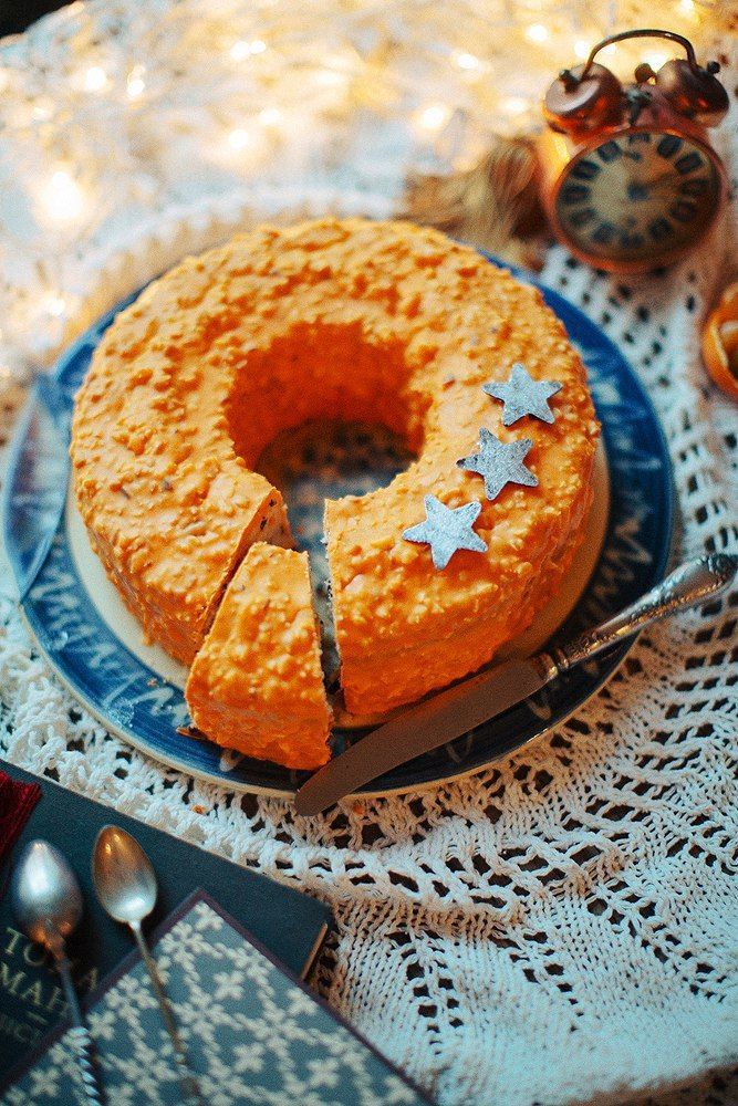 Рождественский кекс с маскарпоне и сливками, изюмом, кусочками засахаренного манго и чернослива и опьяняюшим ароматом рома. Кекс покрыт апельсиновым шоколадом и абрикосовыми косточками, а ещё к нему прилагается баночка необыкновенного апельсинового джема - фото 14406908 Невеста01