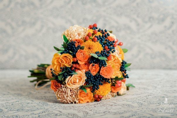 Красочный осенний букет невесты с сочными ягодами - фото 7467140 Цветочная №1 - салон флористики
