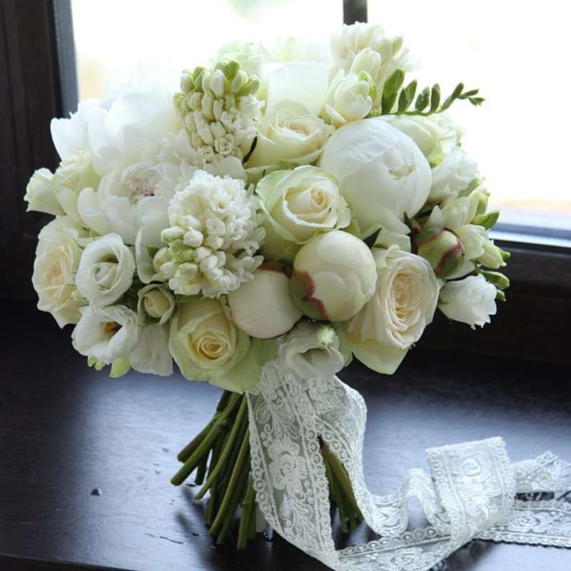 Классический белый букет из розы,эустомы,пионов,гиацинтов,фрезии.Цена 5700р. - фото 17249656 Студия цветов "Floral"