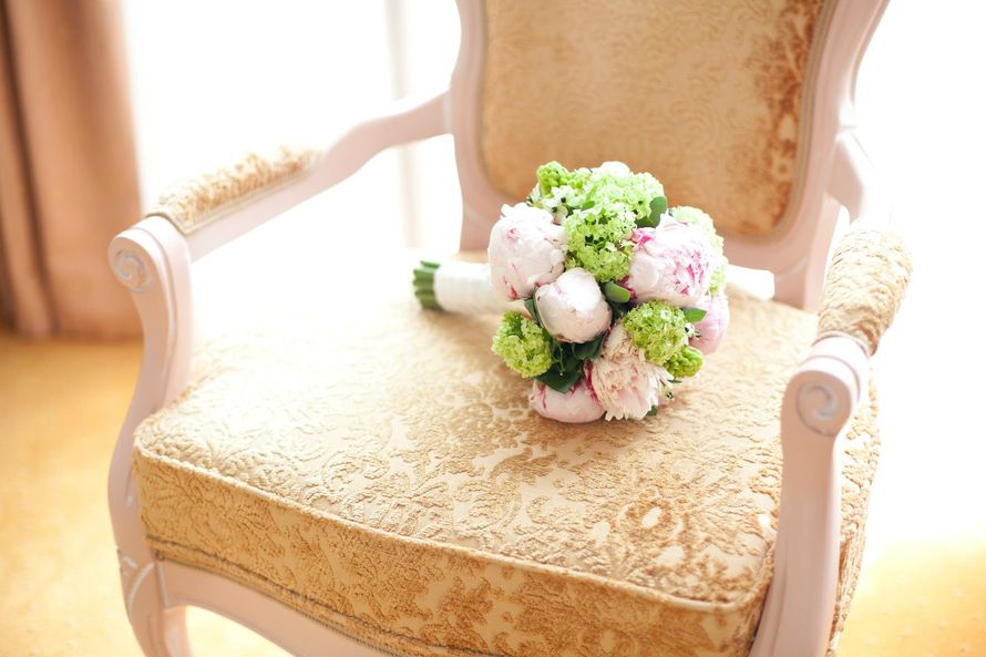 Букет невесты из розовых пионов, белого орнитогалума и зеленого вибурнума, декорированный белой атласной лентой  - фото 741887 Фотограф Ишоева Ангелина