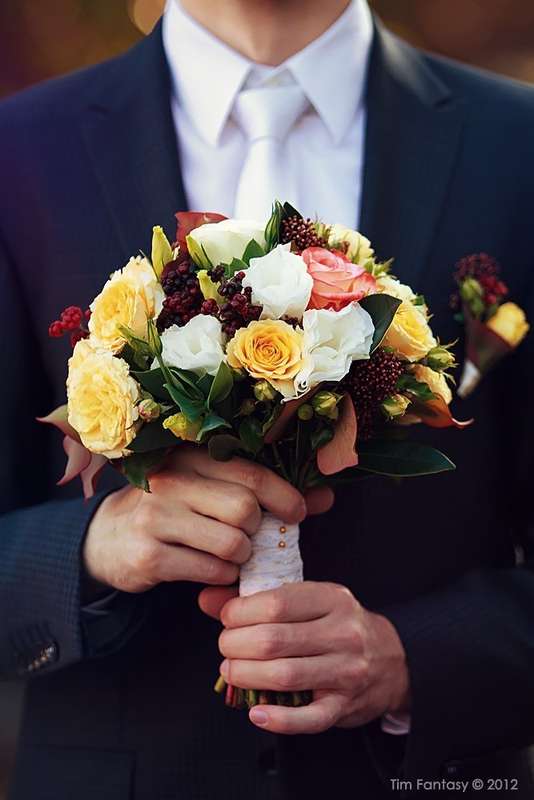 Букет невесты из желтых и красных роз, белых эустом, синих ягод вибурнума и красных ягод рубуса, декорированный белой кружевной - фото 832551 Студия флористики и декора "Клумба"