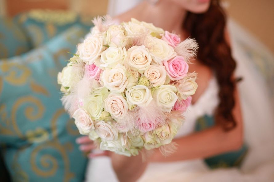 Букет невесты в круглом стиле из белых, кремовых и розовых роз, декорированный белыми перьями - фото 1894459 Студия флористики и декора "Клумба"