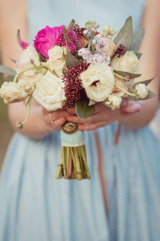 Букет невесты из бордовой скиммии, белых ранункулюсов и роз, малиновых пионов и сиреневых каланхоэ, декорированный голубой лентой - фото 2469879 Студия флористики и декора "Клумба"