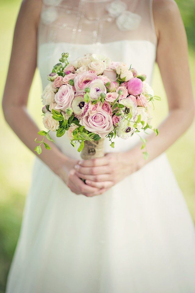 Букет невесты из розовых роз и белых ранункулюсов, декорированный льняной лентой  - фото 2470567 Студия флористики и декора "Клумба"