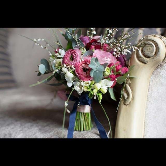 Букет невесты из розовых ранункулюсов, зеленого эвкалипта и белых фрезий, декорированный синей атласной лентой  - фото 2966715 Студия флористики и декора "Клумба"