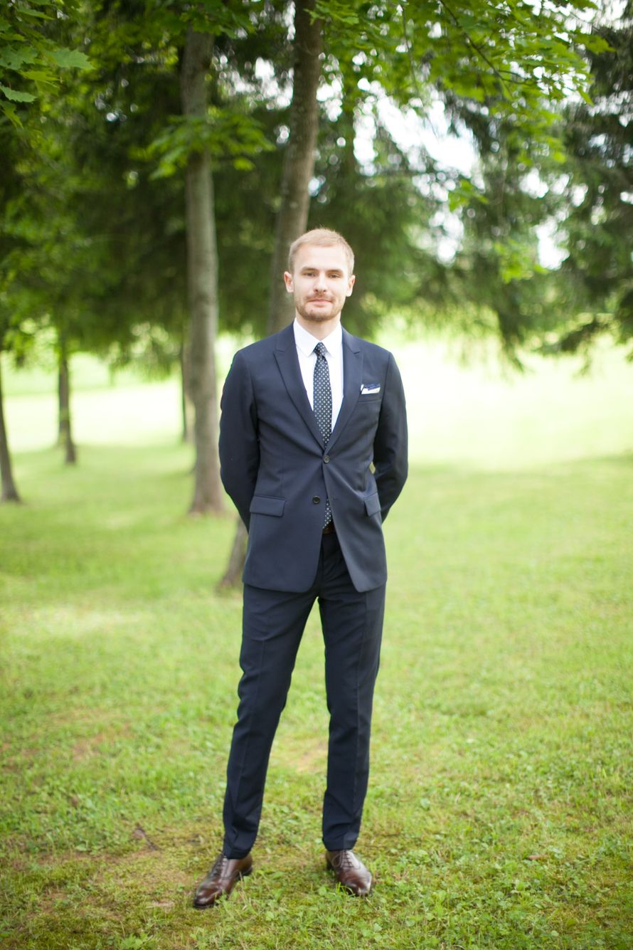 Классический синий костюм жениха "двойка" с белой рубашкой, синим галстуком и с белым платком в нагрудном кармане пиджака - фото 1233483 yachernika