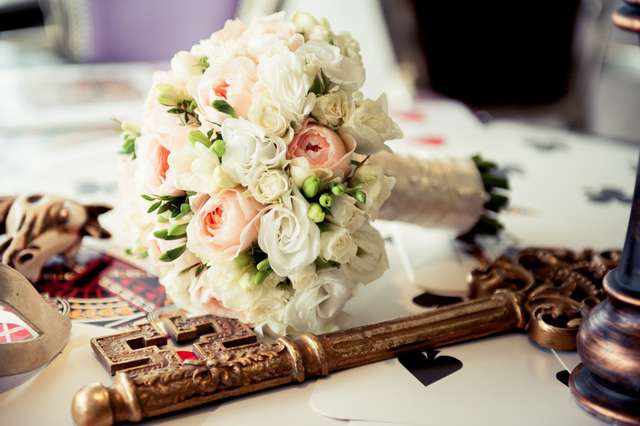 Букет невесты из розовых роз, белых эустом и фрезий, декорированный белой атласной лентой и бусинами  - фото 569478 Илька(Ира)