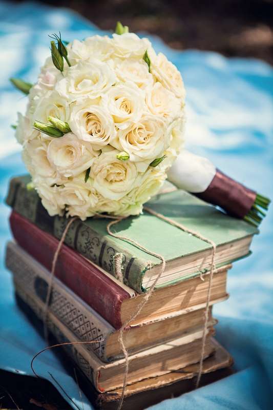 Букет невесты из белых роз, декорированный белой и бордовой атласной лентой  - фото 599564 Свадебный фотограф Рита Селезнева