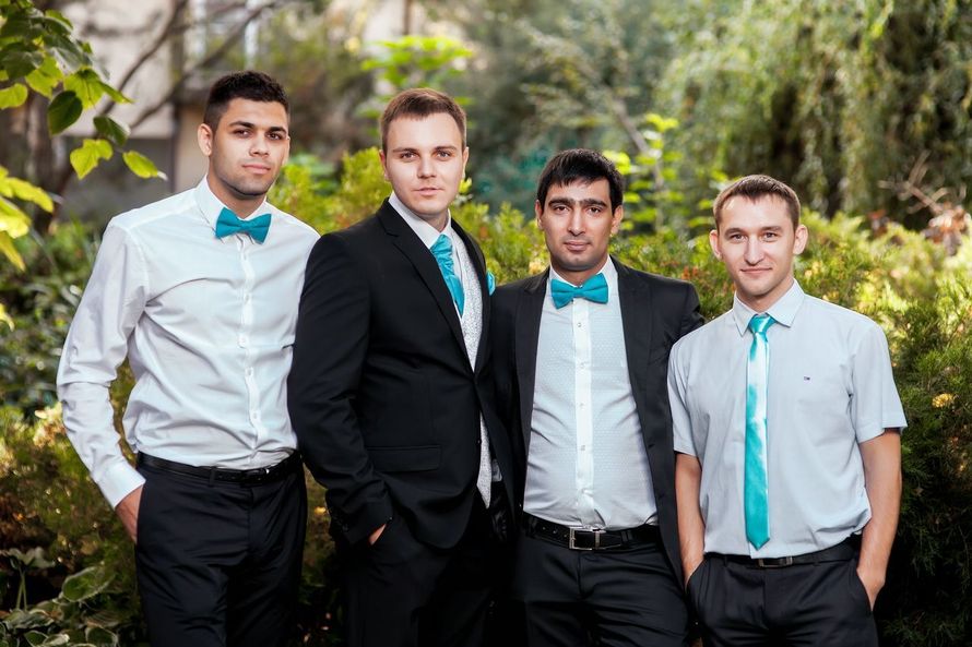 Друзья жениха стоят у красивого куста в белых рубашках с голубыми бабочками , черных брюках, двое их них с голубыми галстуками  - фото 3317759 Свадебное агентство "Эксклюзив"