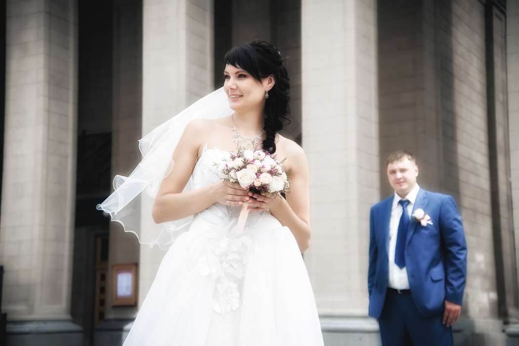 Ветер развивает фату невесты, невеста на переднем плане, жених на заднем плане, колонны, архитектура, театр - фото 3812659 Фотограф Даниил Миловидов