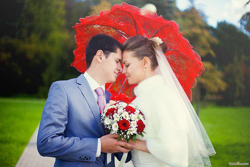 В руках невесты красный кружевной зонт ручной работы - фото 691121 Фотограф Прусаков Арсений