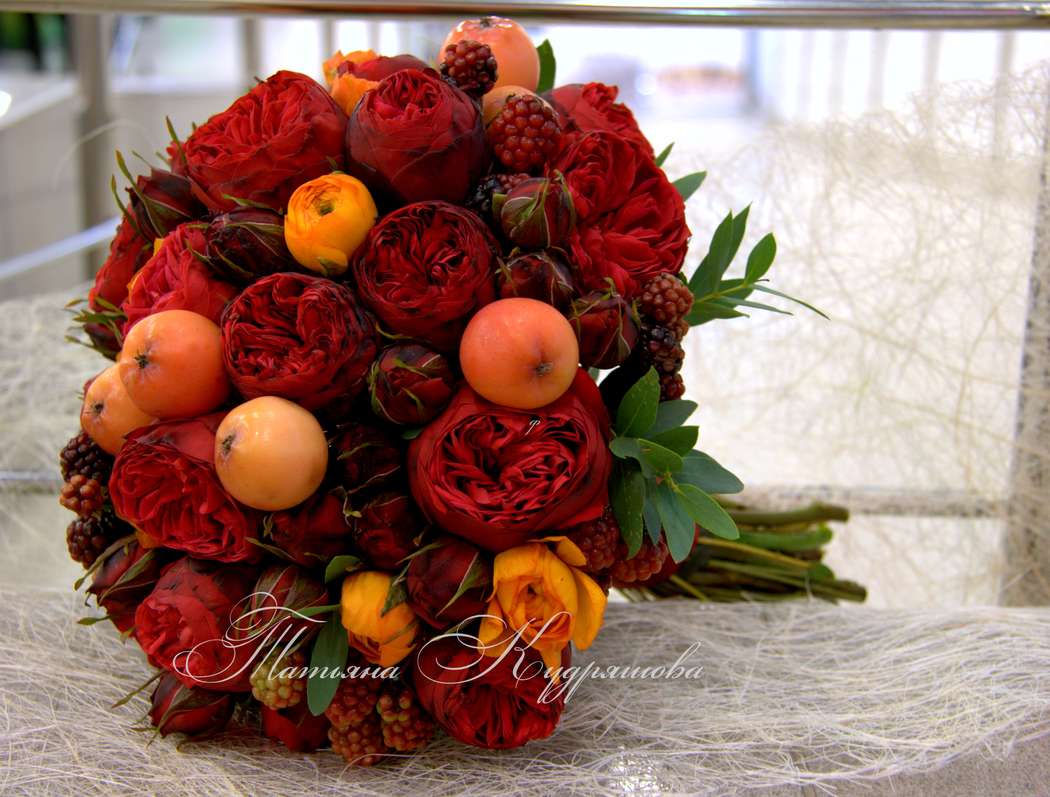 Осенний букет невесты м яблоками и ежевикой - фото 1300963 Цветочная мастерская Татьяны Кудряшовой