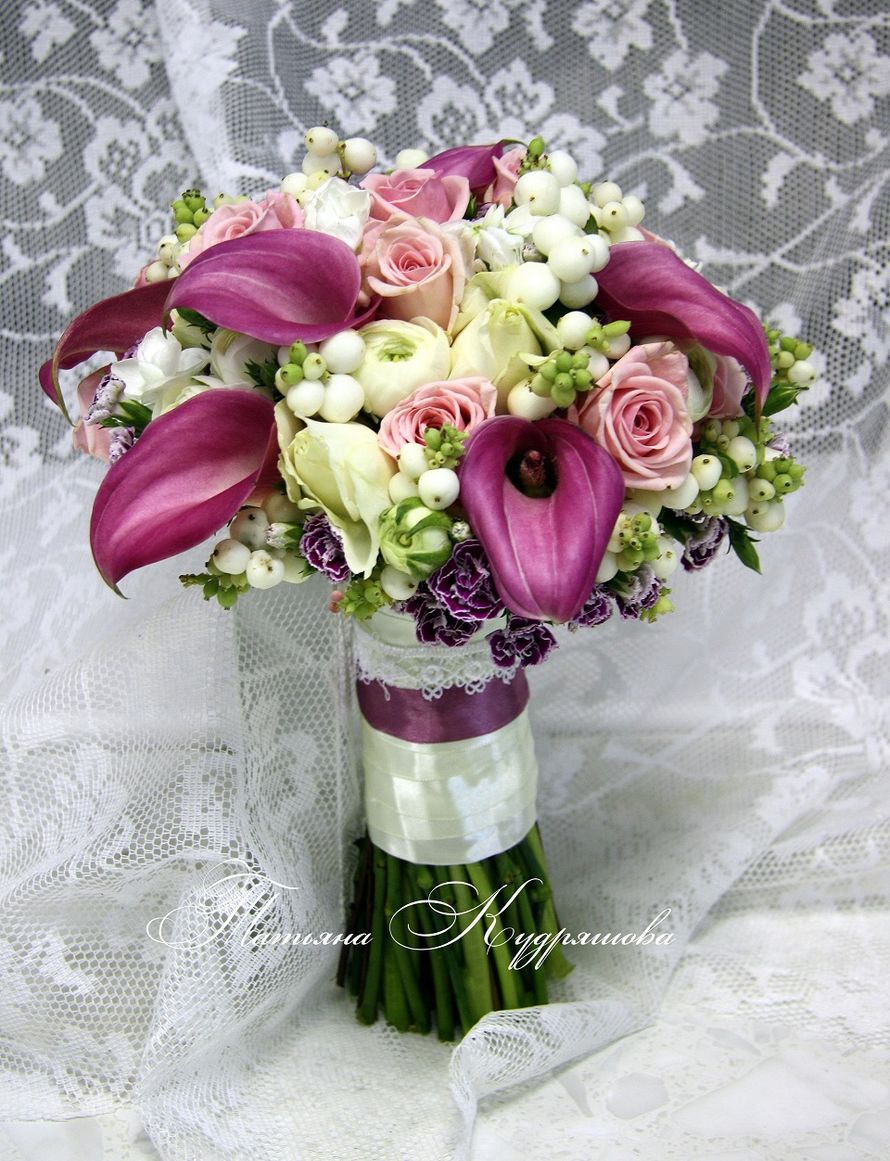Сиренево-розовый букет невесты с каллами, розами и ранункулюсами - фото 1725660 Цветочная мастерская Татьяны Кудряшовой