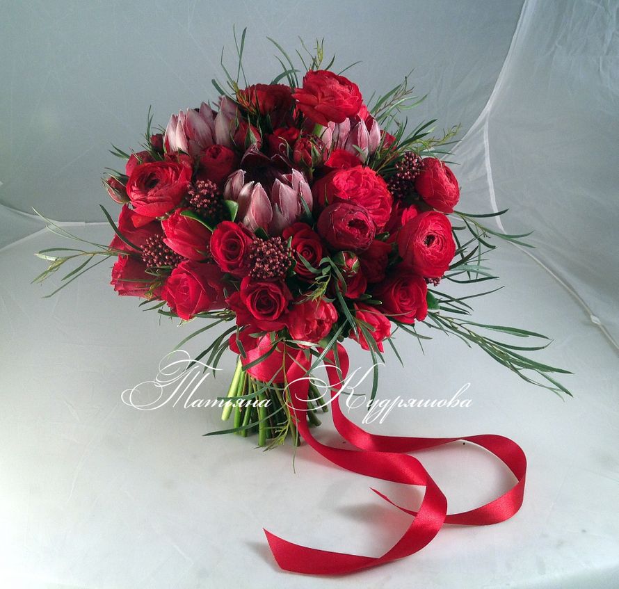 Красный букет невесты с розой пьяно, тюльпанами и протеей - фото 1954235 Цветочная мастерская Татьяны Кудряшовой