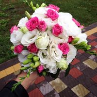 Букет невесты из нескольких видов цветов и декоративная зелень