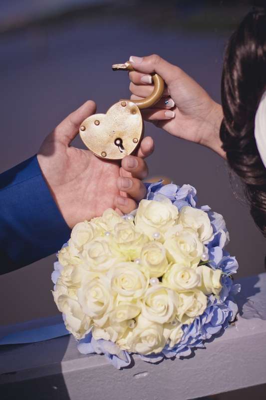 Букет невесты из голубых гортензий и белых роз и замочек в виде сердца - фото 2773433 Компания "Аспект-Н"- организация свадьбы