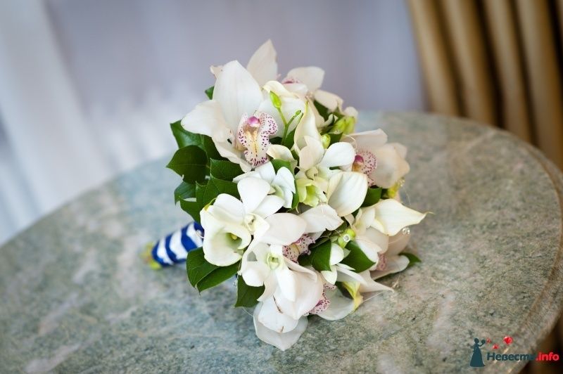 Букет невесты из белых орхидей и зелени, декорированный белой и синей атласной лентой  - фото 404084 BestForCouple - свадебное агентство