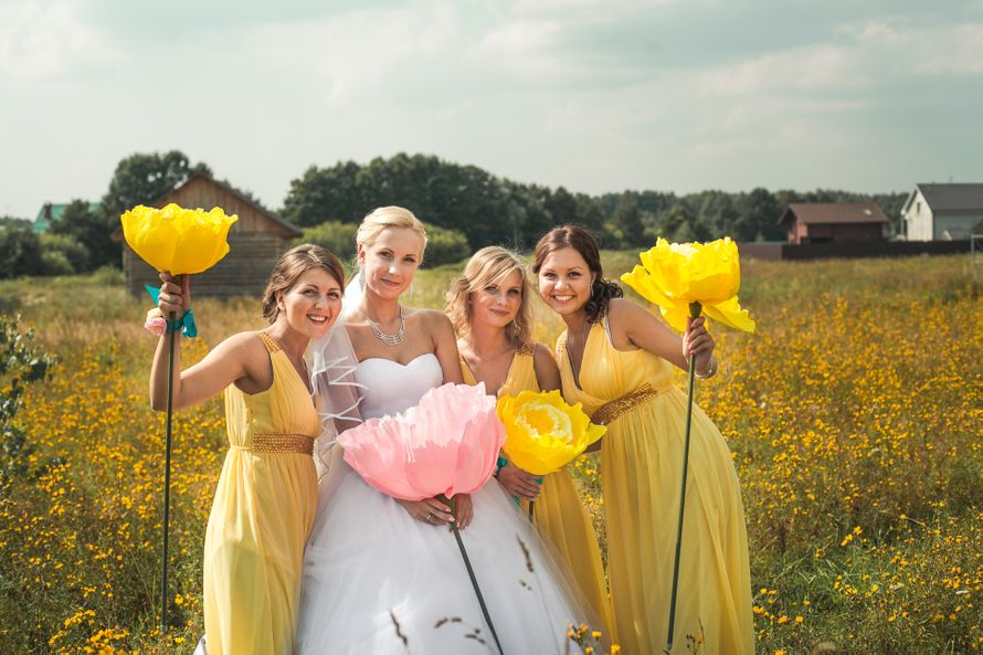 Невеста в белом открытом пышном платье с розовым цветком в руках и подружки в одинаковых длинных желтых платьях, без рукава, с - фото 1794717 Фотограф Мария Соколова