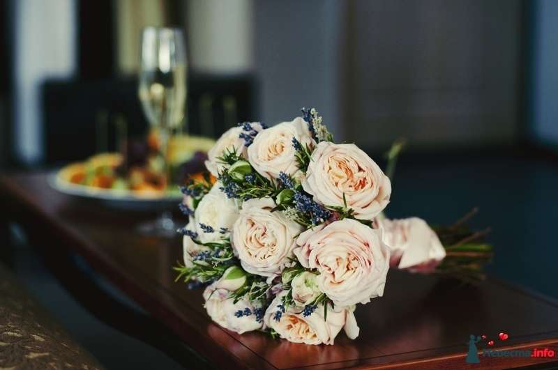 Букет невесты из розовых роз и синего шалфея, декорированный розовой атлсной лентой  - фото 417246 Jolly Bunch. - свадебная флористика