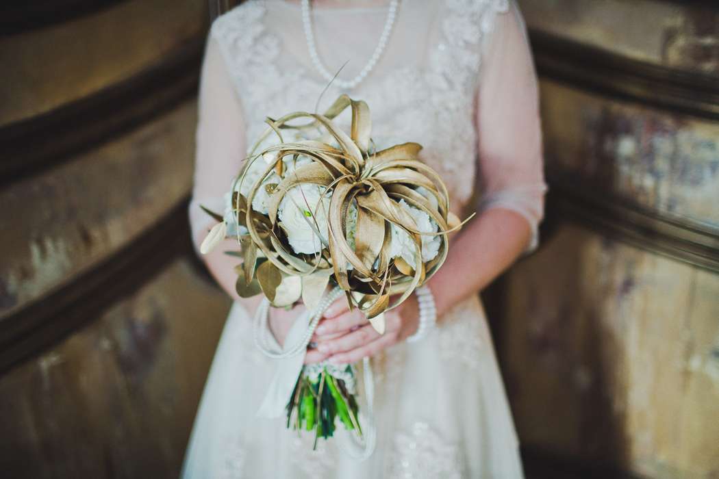 Букет невесты из коричневого суккулента и белых ранункулюсов, завязанный белой кружевной лентой  - фото 2077168 Jolly Bunch. - свадебная флористика