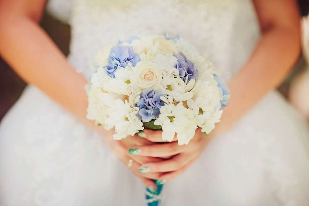 Букет невесты из розовых роз, голубых гортензий и белых танацетумов - фото 2270702 Евгения Лаврова - оформление цветами