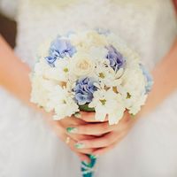 Букет невесты из розовых роз, голубых гортензий и белых танацетумов