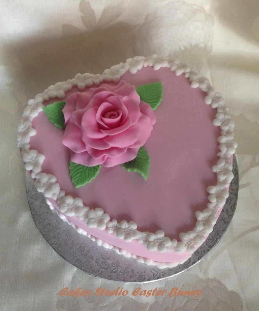 «Роза и сердце»
Свадебный торт «Роза и сердце» был заказан невестой для праздничного торжества.
Начинка – «Киевский торт» - фото 7539656 Cakes Studio Easter Bunny, кондитерская