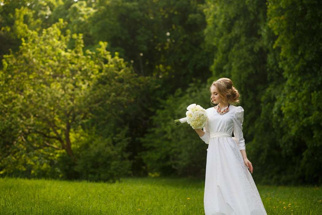 Невеста на уикенд. Невеста. Свадебный костюм для беременной невесты. Очаровательная невеста. Свадебные фото невесты на природе.