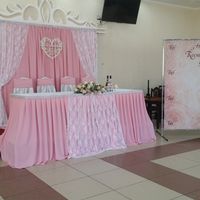 Украшение зала в нежно розовом цвете