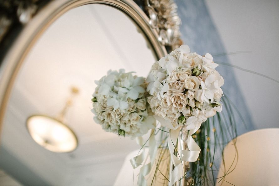Букет невесты в круглом стиле из белых орхидей и бежевых роз, декорированный белой атласной лентой  - фото 1198519 BM Decor - студия декора и флористики