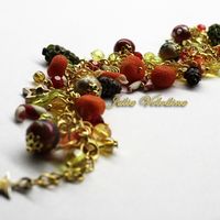 Браслет "Красно-желтый Мандариновый Новый год" в красно-желтой-золотой гамме с множеством мельчайших элементов.Елочные шары, шишки, мандарины елочки, леденцы, звездочки! 1350 руб