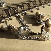 Милейший комплект ручной работы "Мишка и чайная роза" . Холодный фарфор, металлические бусины, стеклянные бутылочки и натуральная пробка. 1050 руб. ‼ Заказать 