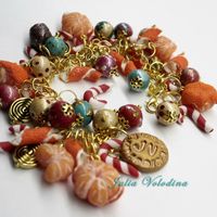 2 вариант Браслета "Мандариновый Новый год" в бирюзово-малиново-золотой гамме. Елочные шары, шишки, мандарины и красно-белые леденцы! 1350 руб.