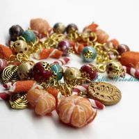 2 вариант Браслета "Мандариновый Новый год" в бирюзово-малиново-золотой гамме. Елочные шары, шишки, мандарины и красно-белые леденцы! 1350 руб.